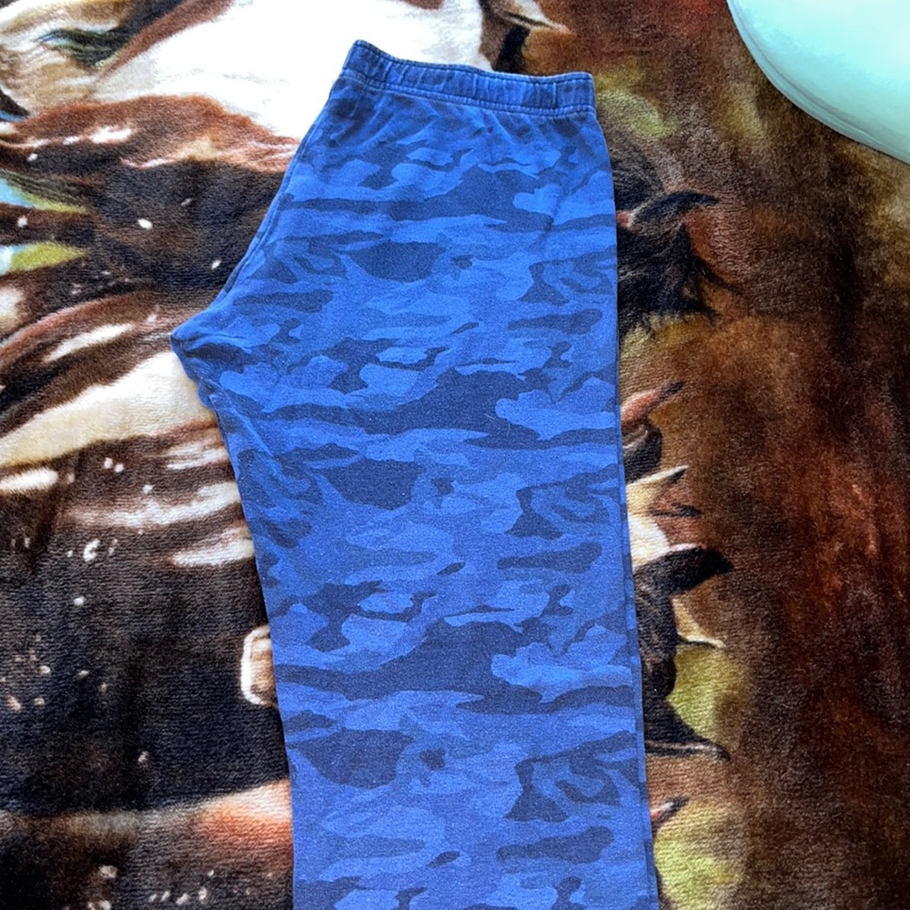 MONROW size L blue low waisted camo sweats with scrunch at bottom